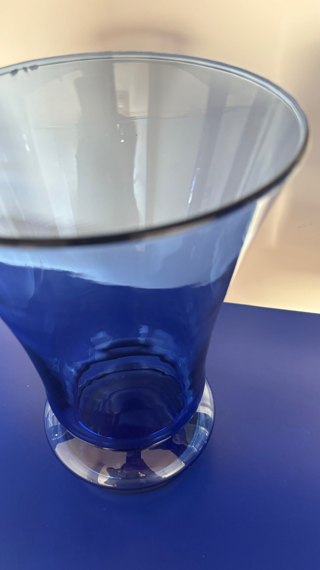 FLARED GLASS VASE IN BLUE